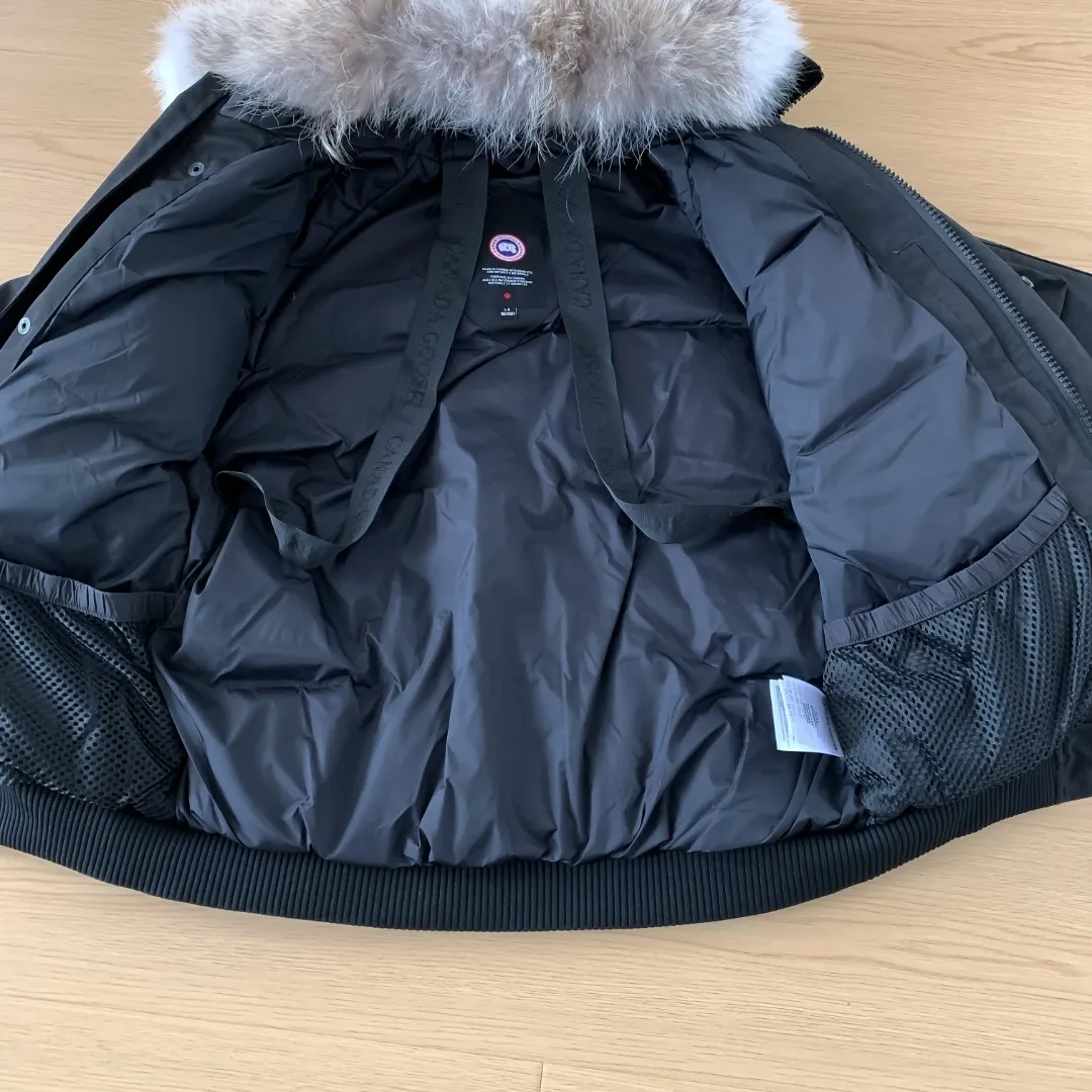 Style No.: Y 83 Canada goose/Canada Goose 01 Couple Expedition Parka Down Jacket, Authentic original version, you need to compare Authentic to check at any time, all accessories are customized from the original factory 💯The fabric is compared to the softness and hardness of Authentic and can be restored by kneading at will (fabric misunderstanding: Fabrics with high hardness are not waterproof. Only those who buy this year's latest Authentic version will notice the softness and comfort of the fabric) 💯Authentic white duck down synchronized with down, fluffy and not clumping, electronically controlled down filling machine filled with down 💯Customized Authentic YKK military-grade copper core zipper puller, high hardness and no jamming 💯The fur collar is purchased from Western Canada coyote skin and is customized 💯Big goose label, collar label, washed label, hang tag, zipper cord, pocket label, back label, collar velvet, Velcro fasteners, all details of cuffs are updated simultaneously with Authentic. The best version, the most complete color matching, battle all kinds of products. Color: Cream White Black Charcoal Gray Navy Blue Red Blue Size: XS-XXL